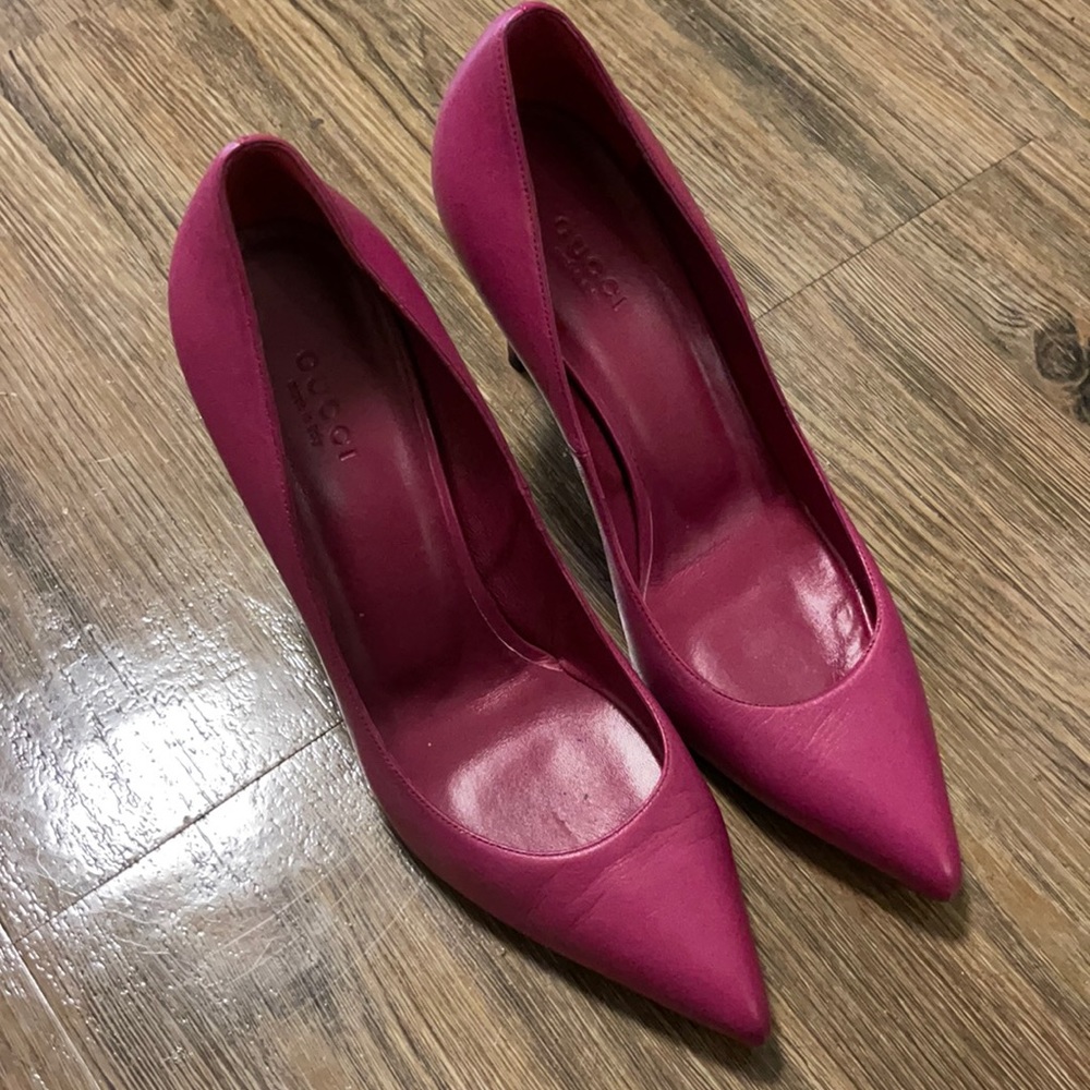 Gucci *worn* fuchsia leather pumps